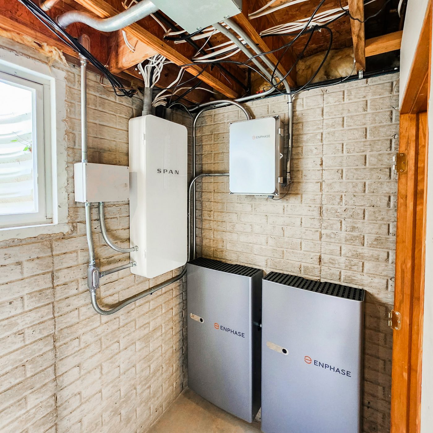 StraightUpSolar_AndrewFisher_Resi_SpanSmartPanelAndEnphaseBattery_Beauty_Gem_V1_web1920
