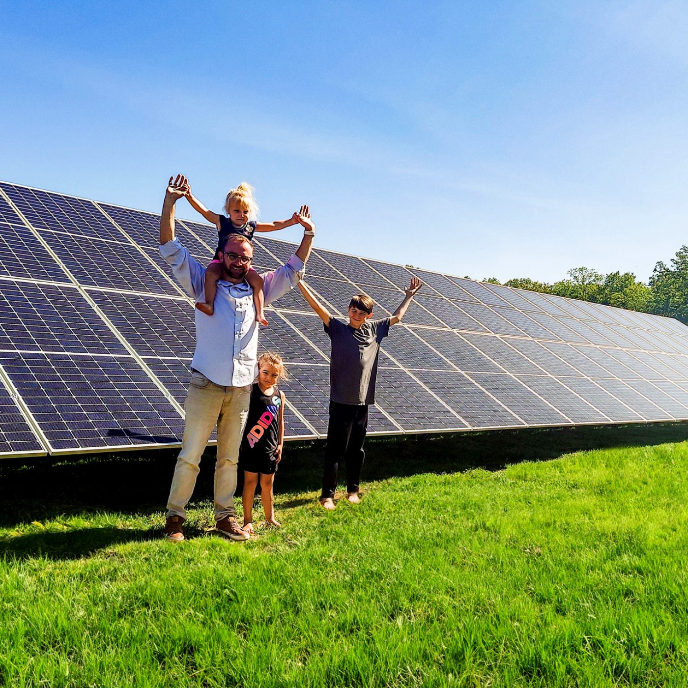 StraightUpSolar_JoelLohrmann_SolarSmile_Resi_Ground_Summer_STL_Family_cropped_web1920