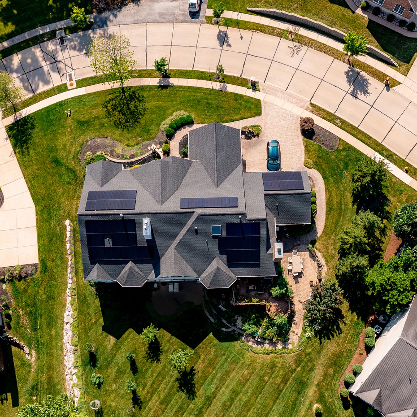StraightUpSolar_Resi_Aerial_Neighborhood_Roof_Beauty_Summer_DJI_0285_web1920